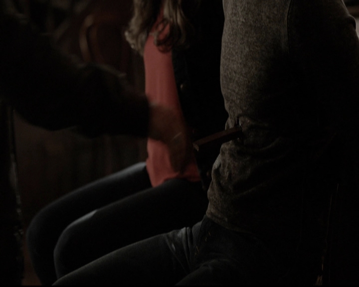 VampireDiariesWorld-dot-org_5x19ManOnFire1053.jpg