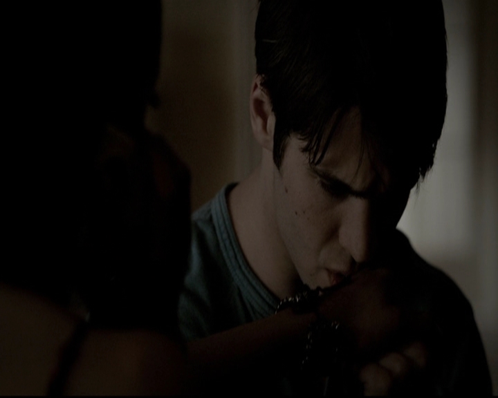 VampireDiariesWorld-dot-org_5x19ManOnFire1975.jpg