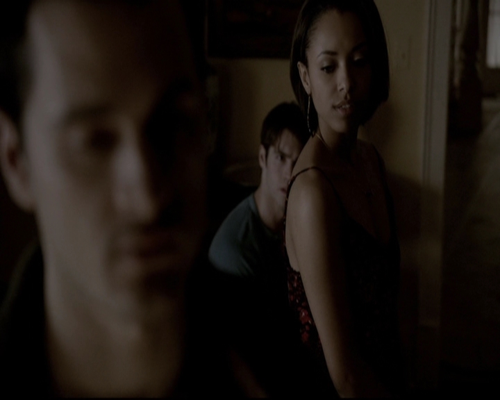 VampireDiariesWorld-dot-org_5x19ManOnFire1994.jpg