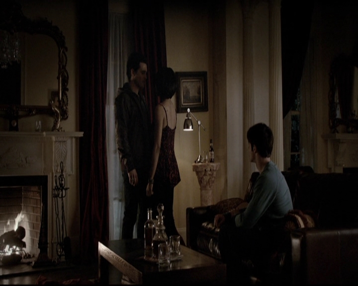 VampireDiariesWorld-dot-org_5x19ManOnFire2005.jpg