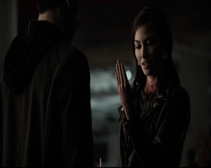 VampireDiariesWorld-dot-org_5x19ManOnFire2040.jpg