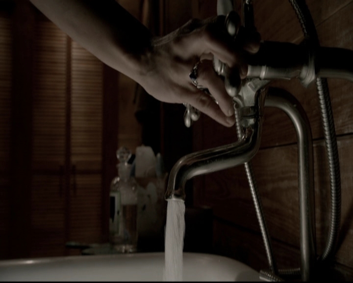 VampireDiariesWorld-dot-org_5x20WhatLiesBeneath1145.jpg
