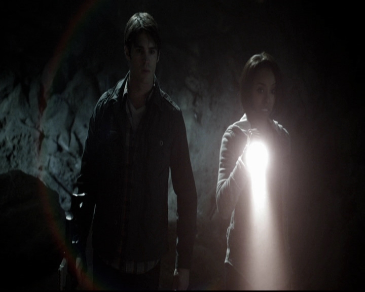 VampireDiariesWorld-dot-org_5x20WhatLiesBeneath1603.jpg