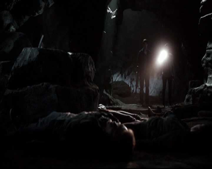 VampireDiariesWorld-dot-org_5x20WhatLiesBeneath1604.jpg