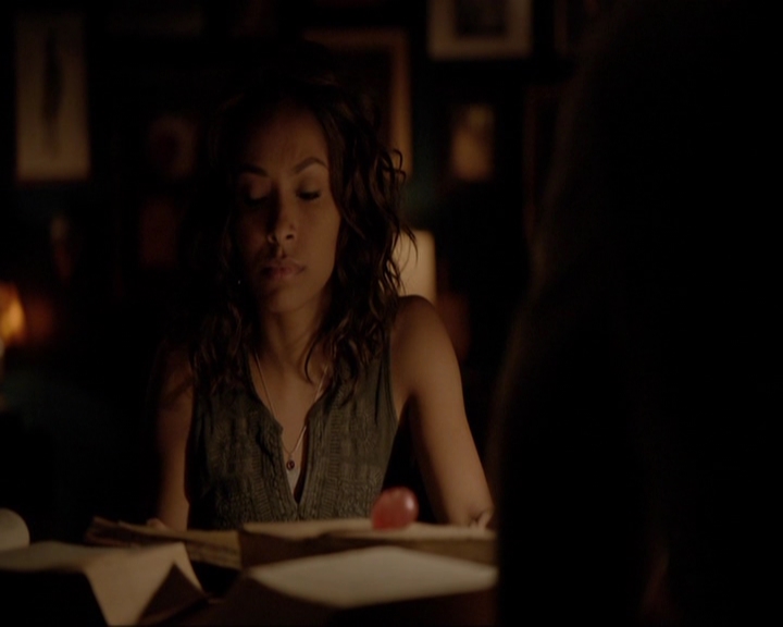 VampireDiariesWorld-dot-nl_7x03AgeOfInnocence1938.jpg