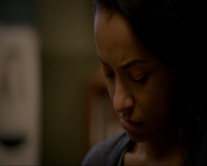 VampireDiariesWorld-dot-nl_7x05LiveThroughThis0004.jpg