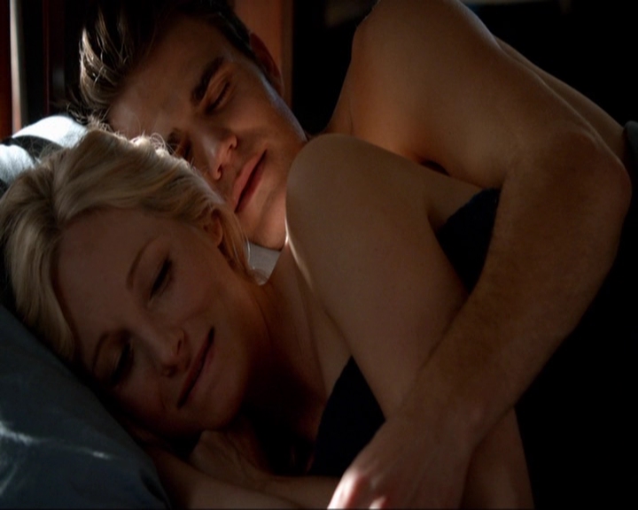 VampireDiariesWorld-dot-nl_7x05LiveThroughThis0215.jpg