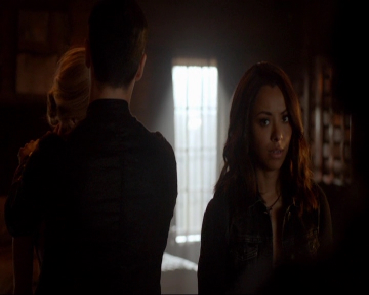 VampireDiariesWorld-dot-nl_7x05LiveThroughThis0891.jpg