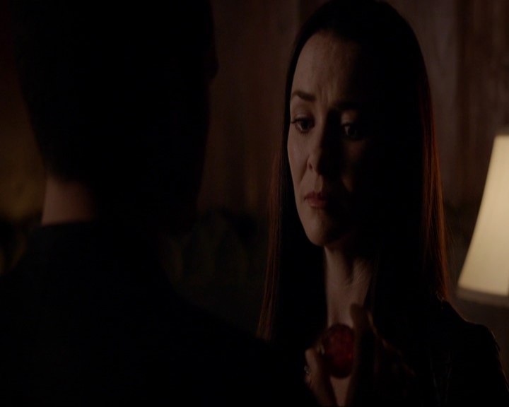 VampireDiariesWorld-dot-nl_7x05LiveThroughThis1776.jpg