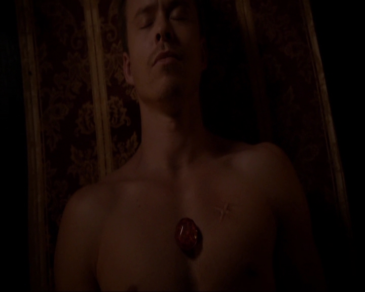 VampireDiariesWorld-dot-nl_7x05LiveThroughThis2094.jpg