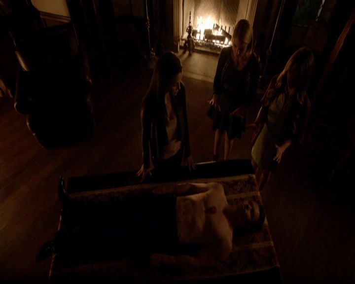VampireDiariesWorld-dot-nl_7x05LiveThroughThis2104.jpg