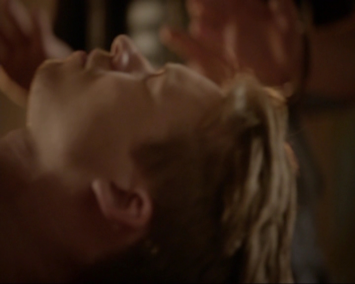 VampireDiariesWorld-dot-nl_7x05LiveThroughThis2140.jpg