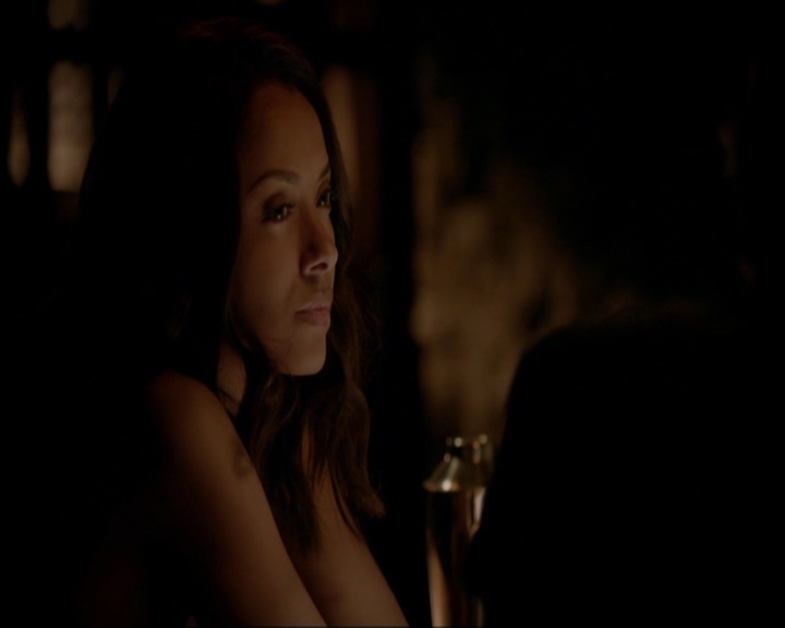 VampireDiariesWorld-dot-nl_7x05LiveThroughThis2144.jpg