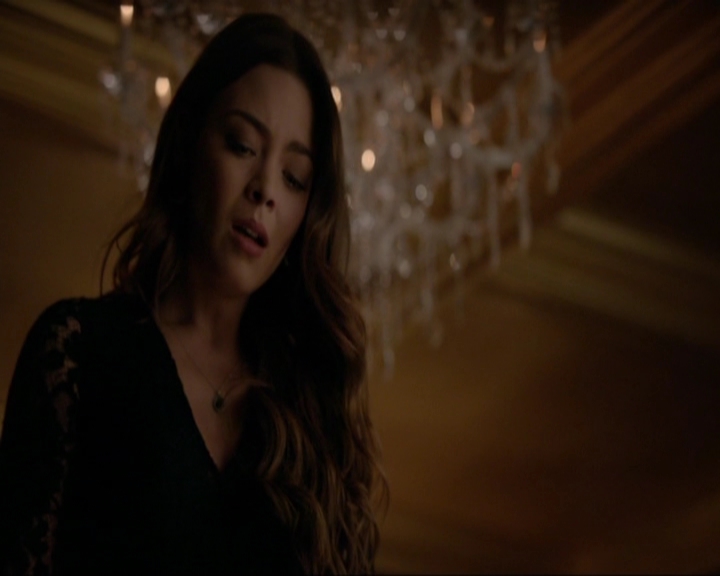 VampireDiariesWorld-dot-nl_7x08HoldMeThrillMeKissMeKillMe1998.jpg