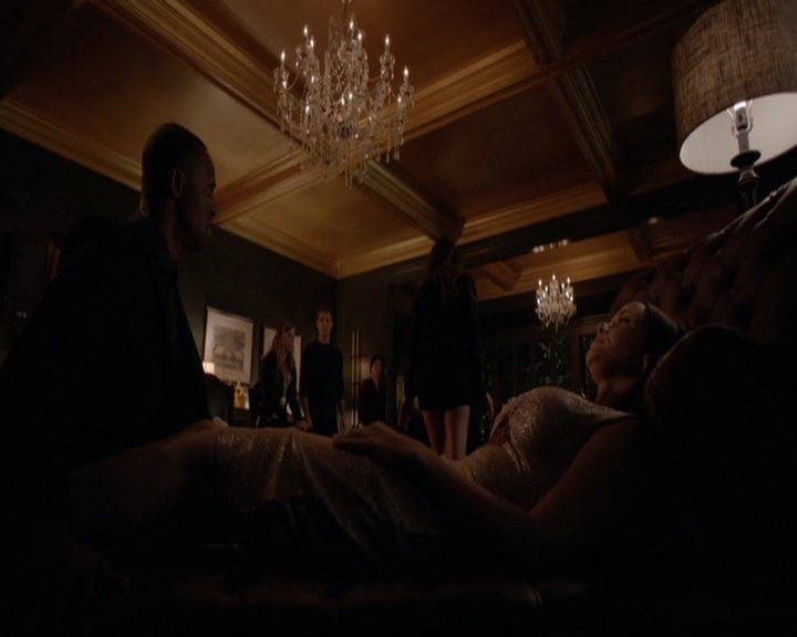 VampireDiariesWorld-dot-nl_7x08HoldMeThrillMeKissMeKillMe2001.jpg