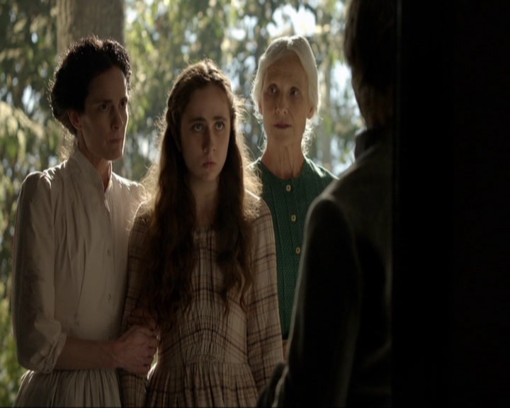 VampireDiariesWorld-dot-nl_7x10HellIsOtherPeople1550.jpg