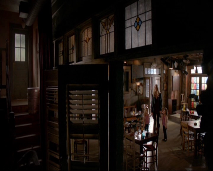 VampireDiariesWorld-dot-nl_7x14MoonlightOnTheBayou0010.jpg