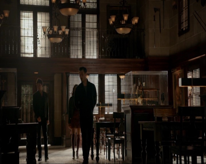 VampireDiariesWorld-dot-nl_7x14MoonlightOnTheBayou0167.jpg