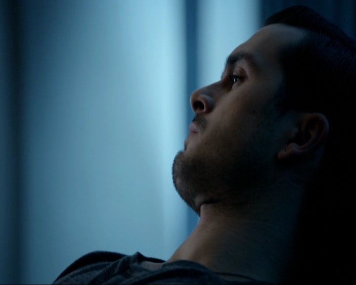 VampireDiariesWorld-dot-nl_7x14MoonlightOnTheBayou0214.jpg