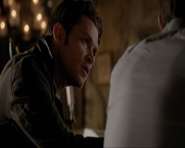VampireDiariesWorld-dot-nl_7x14MoonlightOnTheBayou0506.jpg