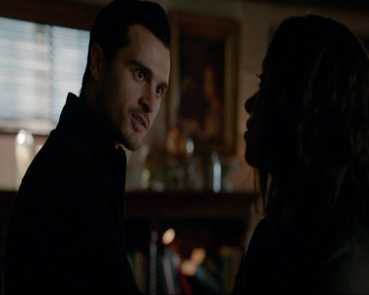 VampireDiariesWorld-dot-nl_7x14MoonlightOnTheBayou0799.jpg