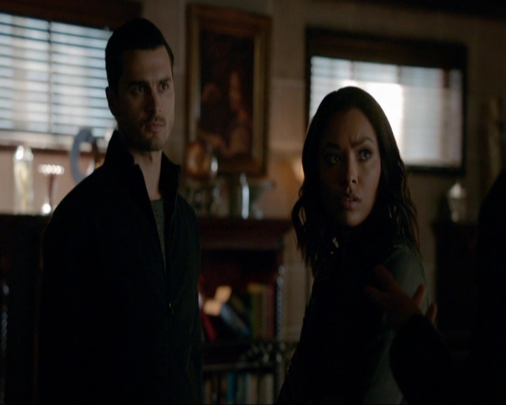 VampireDiariesWorld-dot-nl_7x14MoonlightOnTheBayou0806.jpg