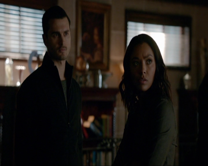 VampireDiariesWorld-dot-nl_7x14MoonlightOnTheBayou0807.jpg
