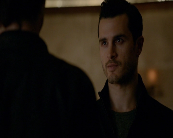 VampireDiariesWorld-dot-nl_7x14MoonlightOnTheBayou0813.jpg