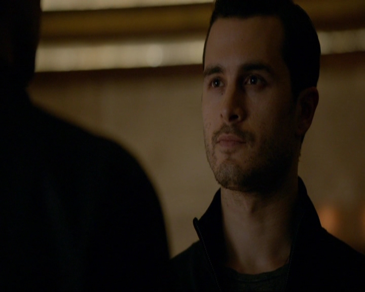VampireDiariesWorld-dot-nl_7x14MoonlightOnTheBayou0826.jpg
