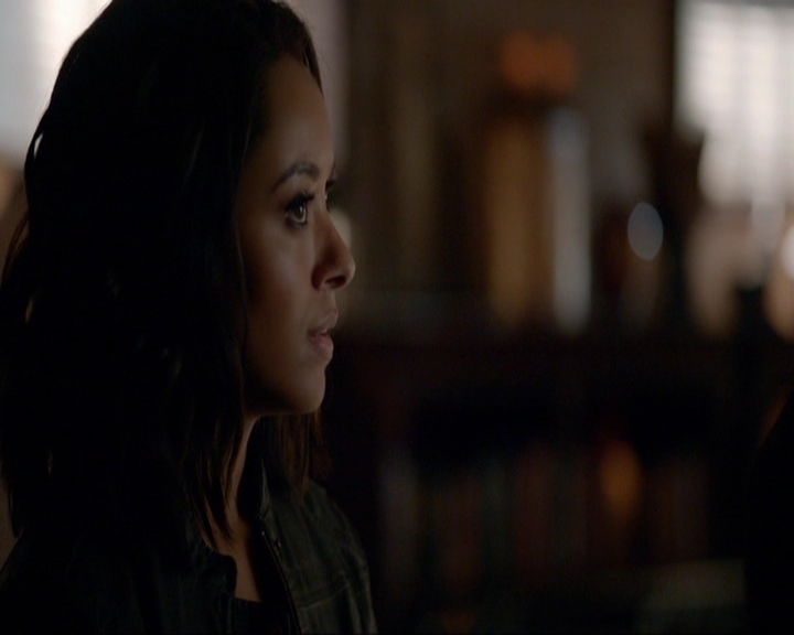 VampireDiariesWorld-dot-nl_7x14MoonlightOnTheBayou0830.jpg