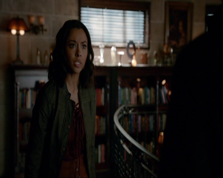 VampireDiariesWorld-dot-nl_7x14MoonlightOnTheBayou0839.jpg
