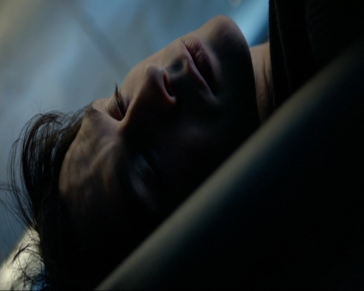 VampireDiariesWorld-dot-nl_7x14MoonlightOnTheBayou0847.jpg