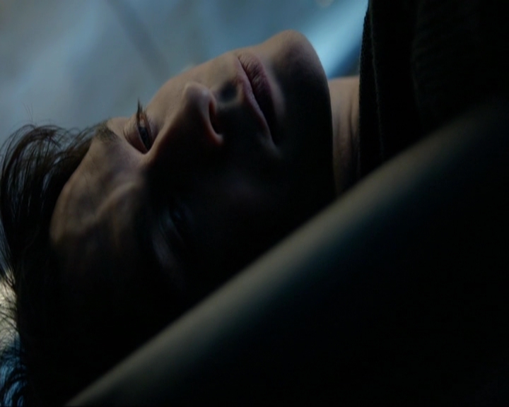 VampireDiariesWorld-dot-nl_7x14MoonlightOnTheBayou0848.jpg