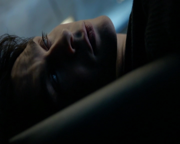 VampireDiariesWorld-dot-nl_7x14MoonlightOnTheBayou0849.jpg
