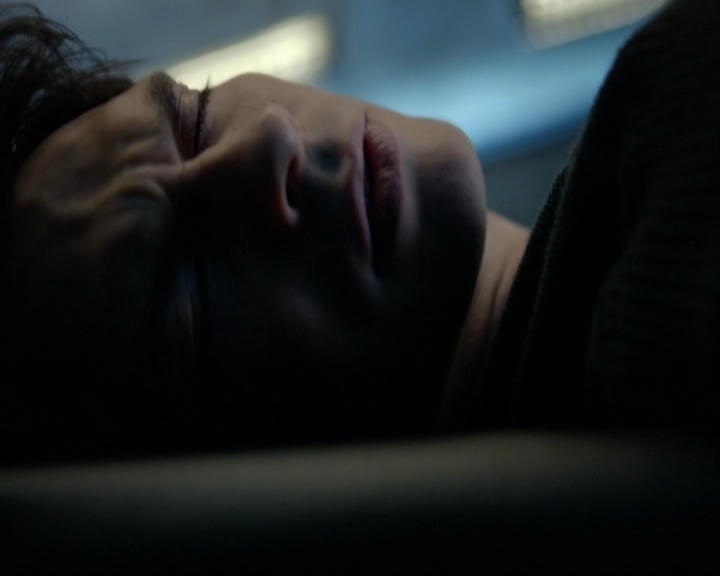 VampireDiariesWorld-dot-nl_7x14MoonlightOnTheBayou0852.jpg