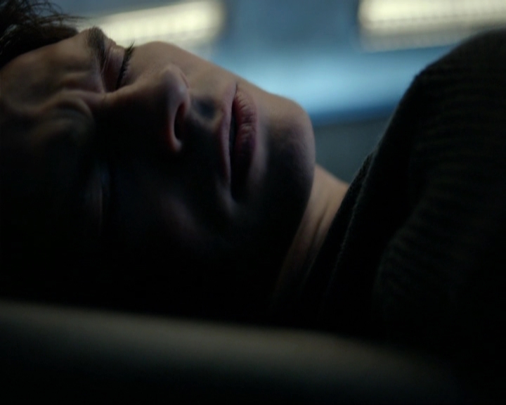 VampireDiariesWorld-dot-nl_7x14MoonlightOnTheBayou0853.jpg