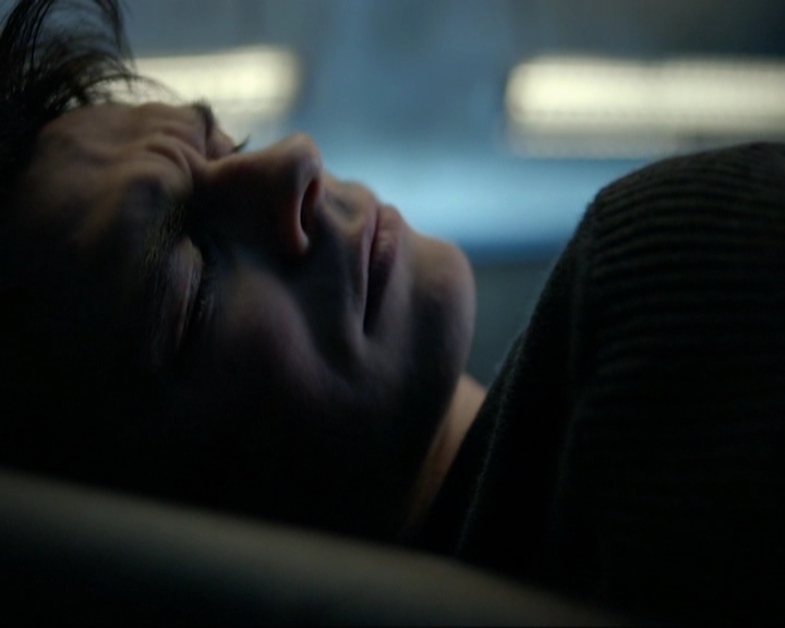 VampireDiariesWorld-dot-nl_7x14MoonlightOnTheBayou0855.jpg