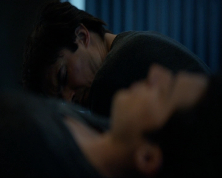 VampireDiariesWorld-dot-nl_7x14MoonlightOnTheBayou0866.jpg