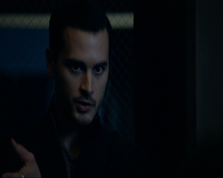 VampireDiariesWorld-dot-nl_7x14MoonlightOnTheBayou0902.jpg