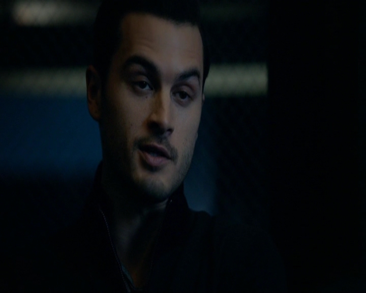 VampireDiariesWorld-dot-nl_7x14MoonlightOnTheBayou0907.jpg