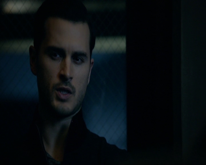 VampireDiariesWorld-dot-nl_7x14MoonlightOnTheBayou0912.jpg