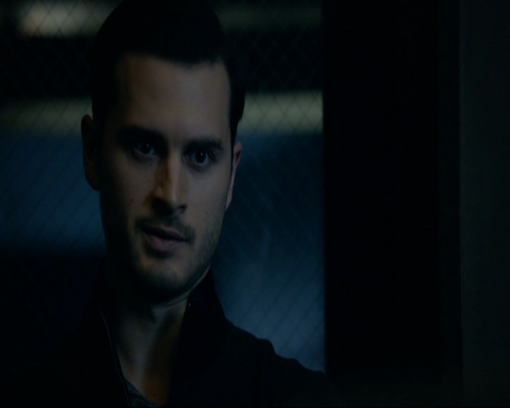 VampireDiariesWorld-dot-nl_7x14MoonlightOnTheBayou0913.jpg