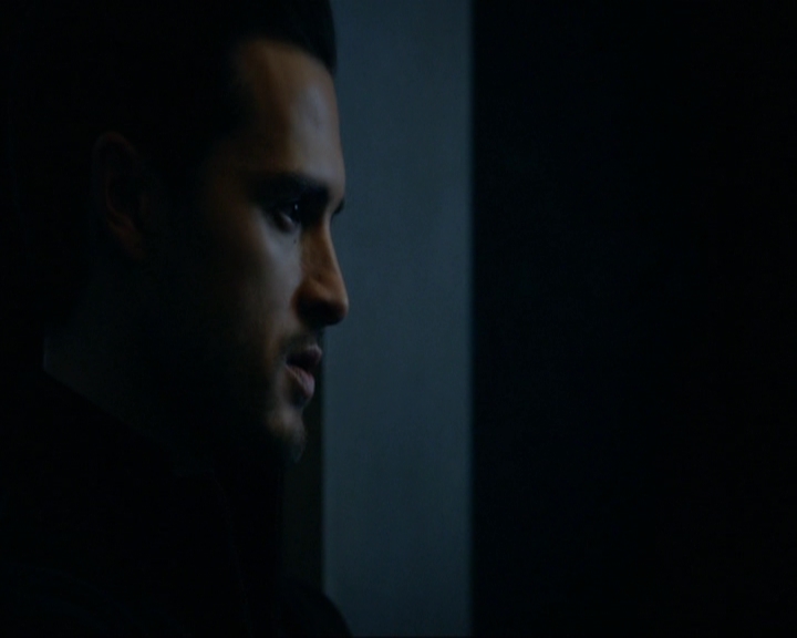 VampireDiariesWorld-dot-nl_7x14MoonlightOnTheBayou0916.jpg
