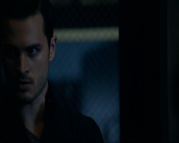 VampireDiariesWorld-dot-nl_7x14MoonlightOnTheBayou0917.jpg