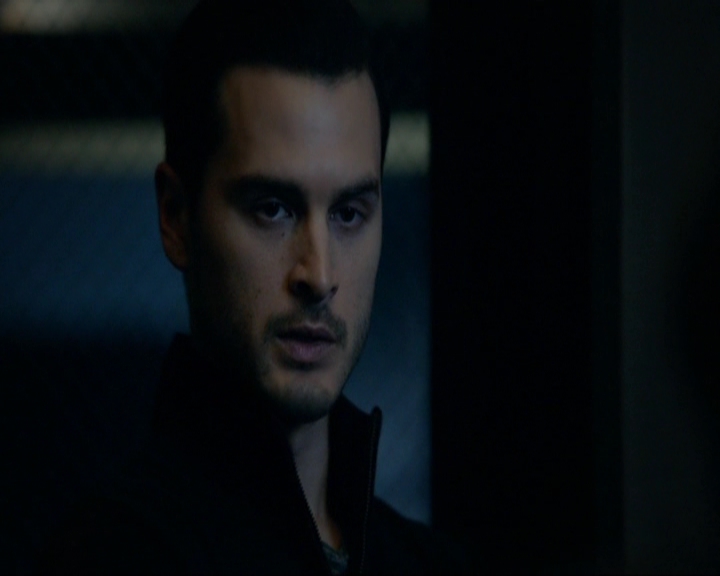 VampireDiariesWorld-dot-nl_7x14MoonlightOnTheBayou0918.jpg