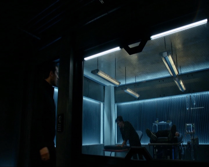 VampireDiariesWorld-dot-nl_7x14MoonlightOnTheBayou0925.jpg