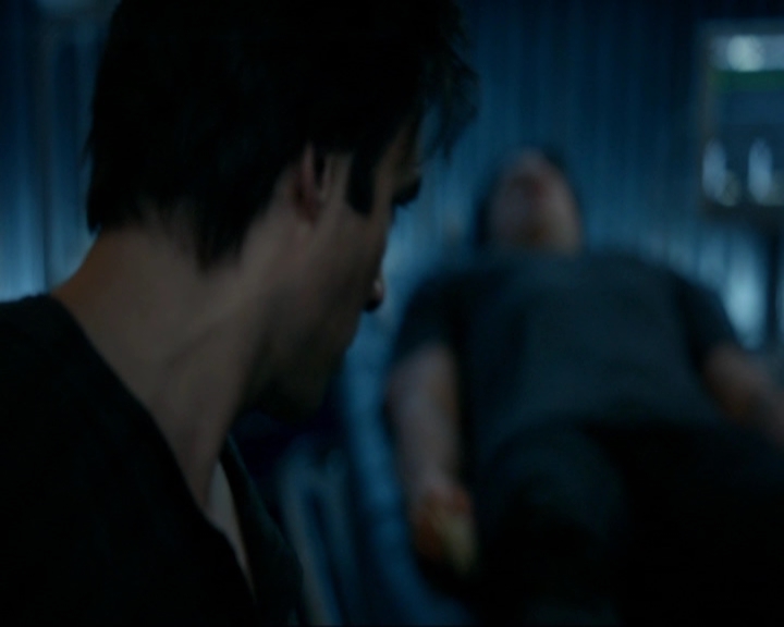 VampireDiariesWorld-dot-nl_7x14MoonlightOnTheBayou0949.jpg