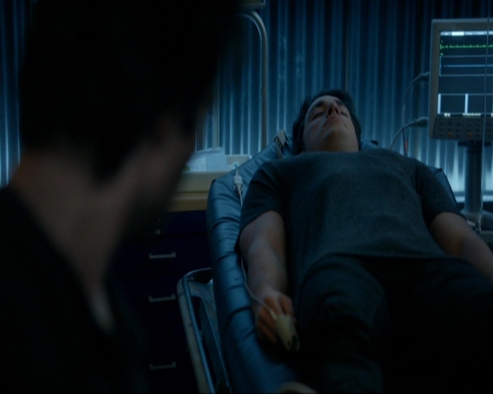 VampireDiariesWorld-dot-nl_7x14MoonlightOnTheBayou0950.jpg