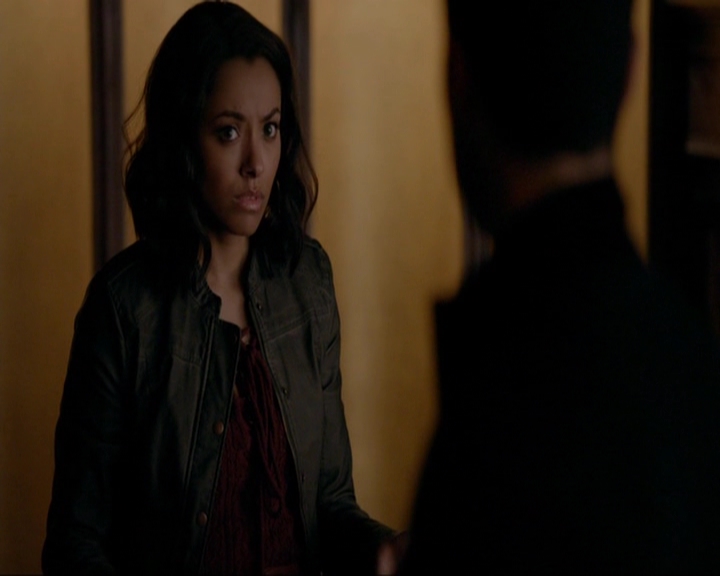 VampireDiariesWorld-dot-nl_7x14MoonlightOnTheBayou1012.jpg