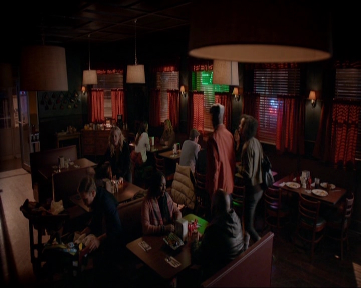 VampireDiariesWorld-dot-nl_7x14MoonlightOnTheBayou1076.jpg